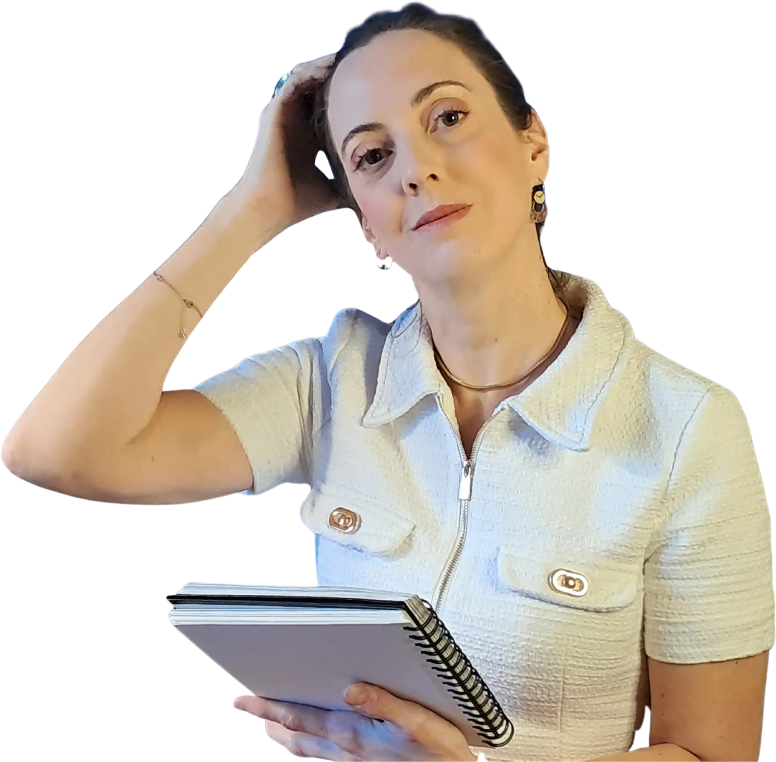Aude Jullien main dans les cheveux avec un carnet de notes
